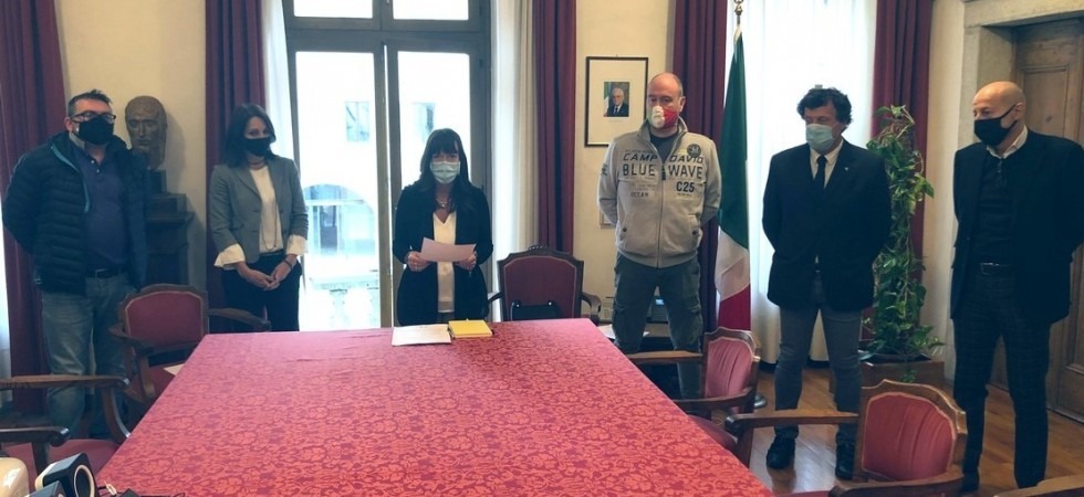 La sindaca Santi (per ora) tiene 13 deleghe, ecco la Giunta: Betta vice