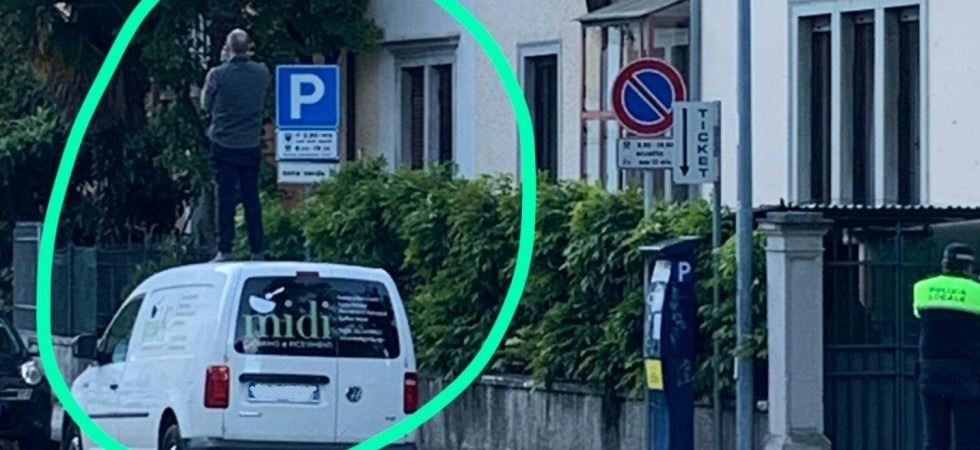 Arrivano i vigili per multarlo e lui sale sopra il furgone