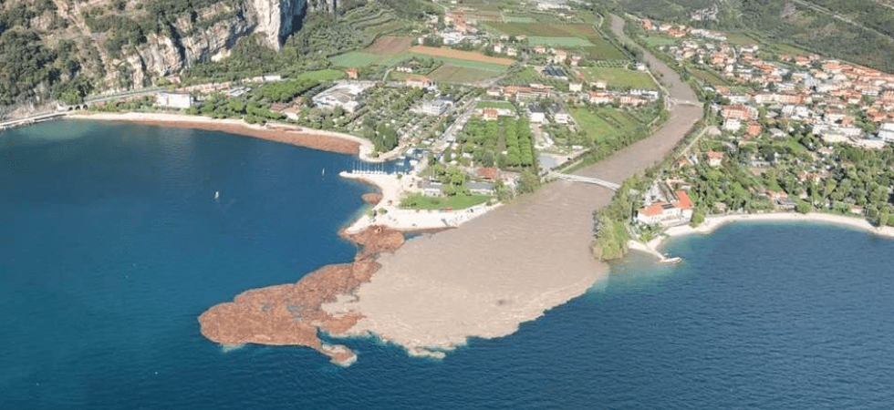 Foto scattata dall'alto ieri nel primo pomeriggio da Marco Cosentino FOTO E VIDEO. L'onda di fango e legname entra nel Garda ma le reti (anche se alcune si sono rotte) salvano il lago