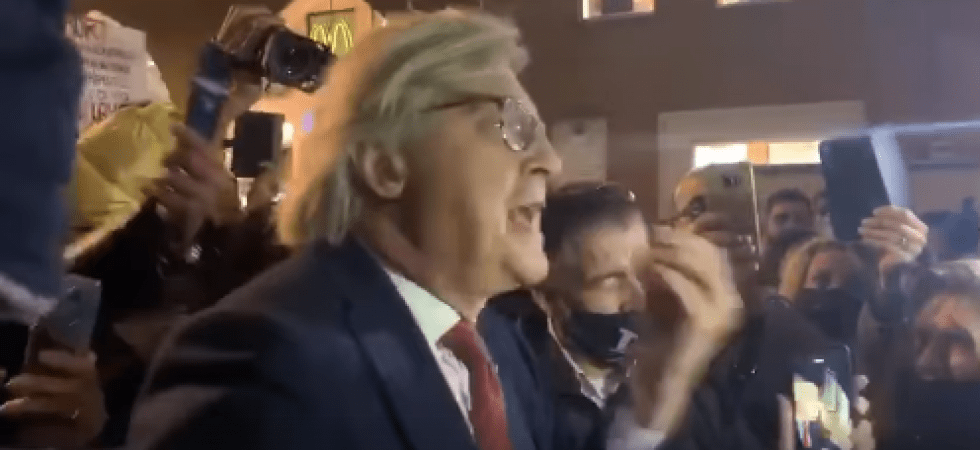 Sgarbi contro le mascherine all'aperto (''E' da idioti indossarle'') e a Conte: Che il cielo ti fulmini''