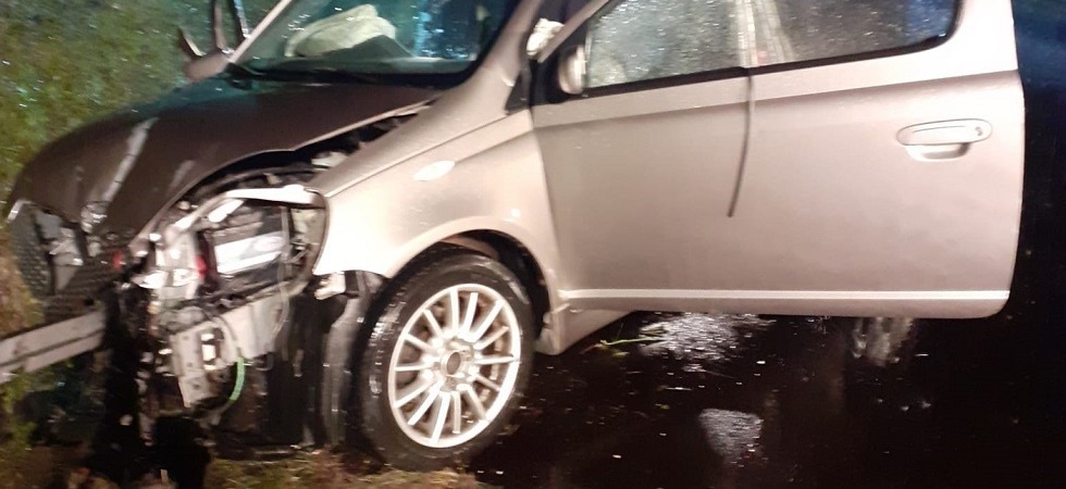 Si schianta contro la roccia a bordo strada, un 31enne rimane incastrato tra le lamiere