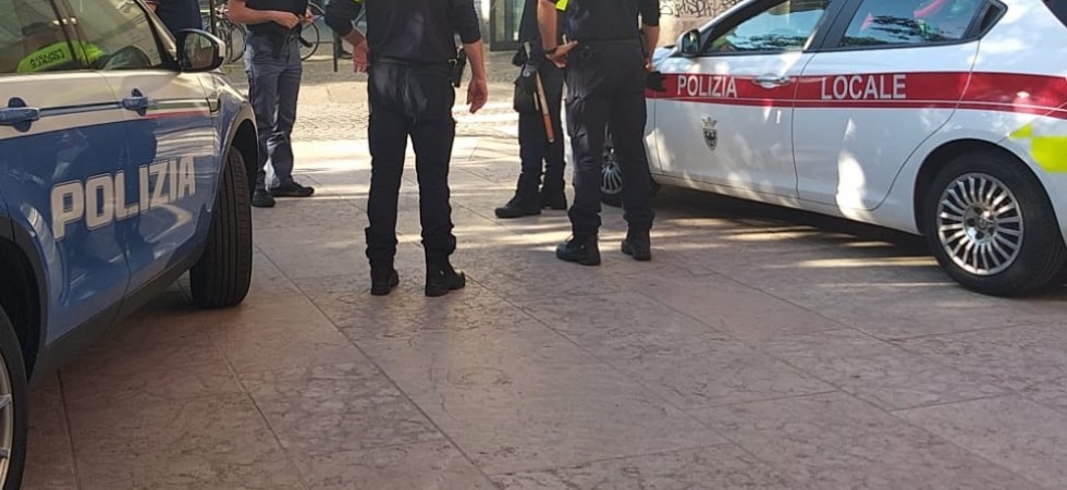 Operazione interforze in Piazza Dante: inseguiti e bloccati due uomini con varie dosi di hashish ed eroina