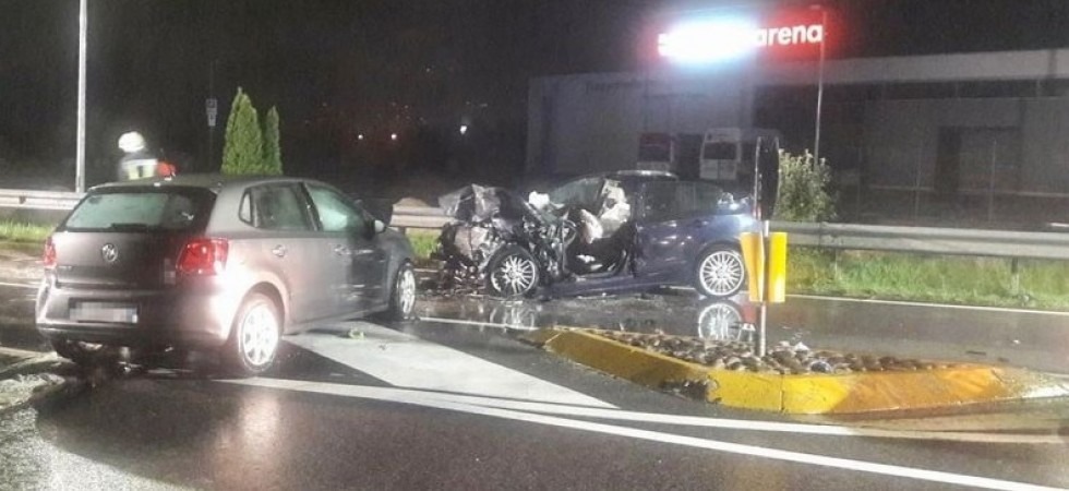 Schianto frontale sulla statale del Brennero, una persona bloccata tra le lamiere dell'auto