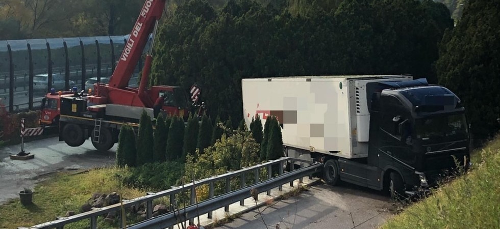 Mezzo pesante sbaglia strada e rimane bloccato in una curva