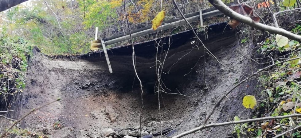 Maltempo, troppa pioggia e frana il terreno che sostiene la strada