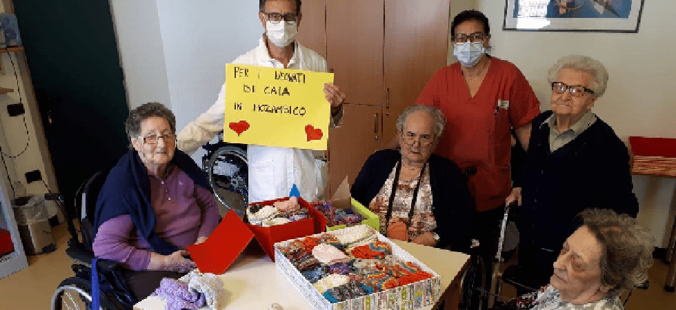 Nemmeno il Covid ferma la solidarietà: le "nonne" della casa di riposo "sferruzzano" per i bimbi del Mozambico