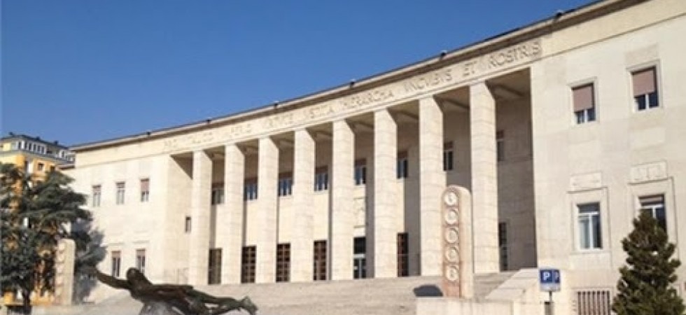 Pedofilia, ha molestato oltre dieci alunne