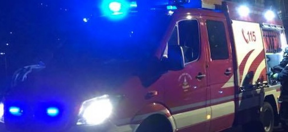 Drammatico incidente nella notte, perdono il controllo dell'auto che poi si schianta contro un muro e prende fuoco