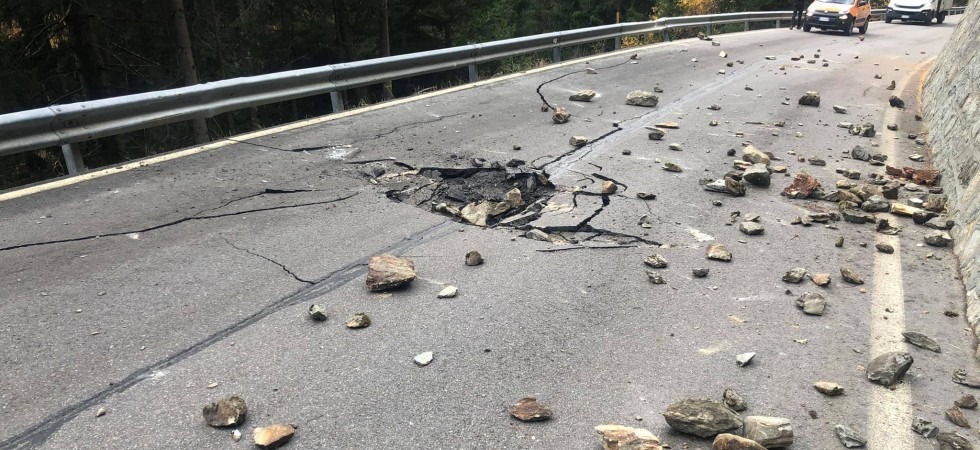 FOTO e VIDEO. Una frana piomba sulla strada in Alto Adige, viabilità interrotta e vigili del fuoco in azione per liberare