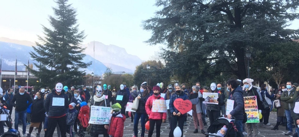 Coronavirus, genitori in piazza contro la mascherina a scuola