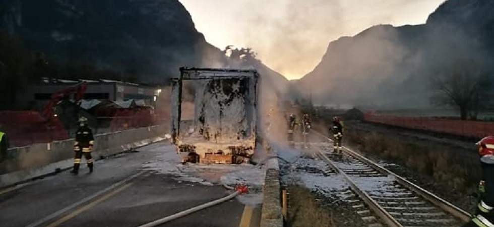 Paura sulla statale della Valsugana, un mezzo pesante distrutto dalle fiamme