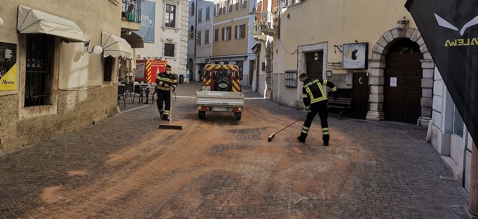 Ha un guasto e invece di pulire le strade il mezzo comunale cosparge chilometri di olio idraulico