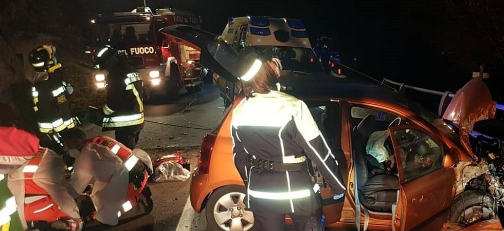 Grave incidente per 5 giovanissimi tra i 19 e i 16 anni: l'auto sbatte contro la roccia e viene sbalzata sul guard-rail