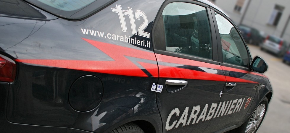 Coronavirus, violano la quarantena per aprire il proprio negozio ma vengono scoperti dai carabinieri: multa da 800 euro