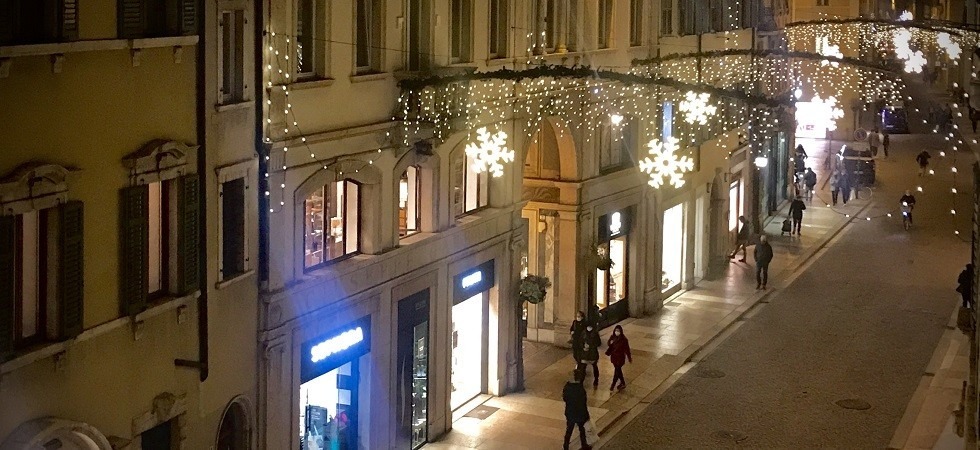 Coronavirus, Trento, città del Natale'' tra intrecci di luce e installazioni sonore