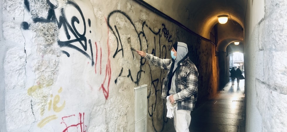 Basta murales e graffiti sui palazzi storici, al via le operazioni di pulizia