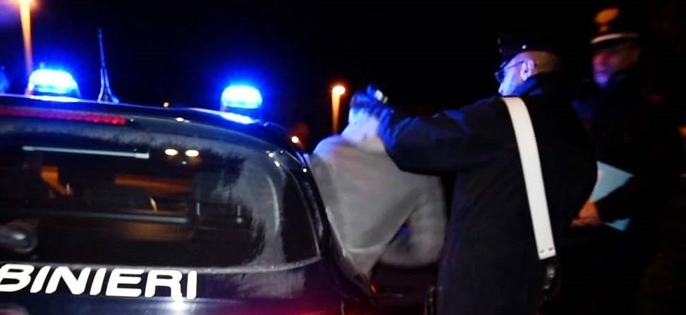 Pretende di consumare alcolici al bar dopo le 18 e minaccia la titolare, poi aggredisce anche i carabinieri