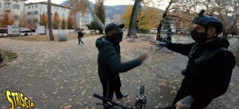 Beccato a spacciare sulla stessa panchina dove era stato denunciato una settimana fa e dalla quale aveva aggredito Brumotti