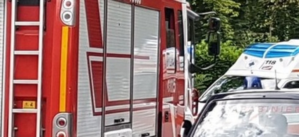 Perde il controllo dell'auto e precipita nella scarpata ribaltandosi, un uomo trasportato in elicottero al Santa Chiara
