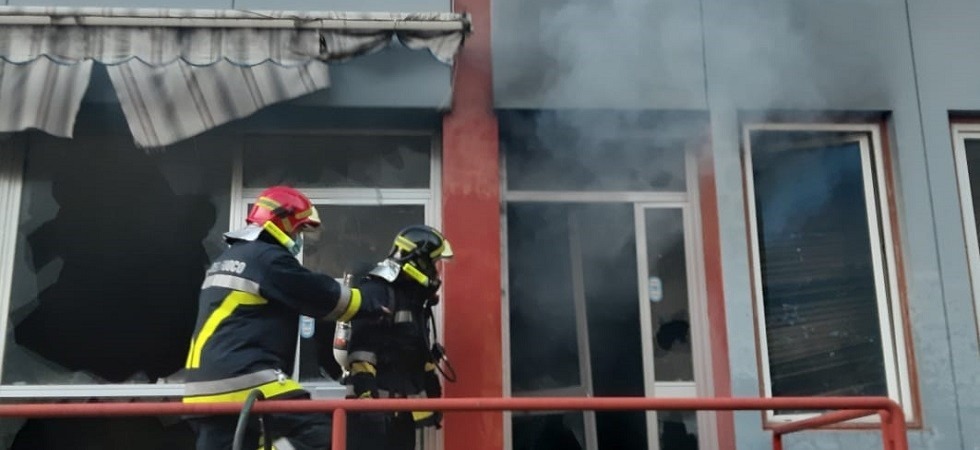 Momenti di tensione in Vallagarina, una densa nube di fumo e poi le fiamme in zona industriale