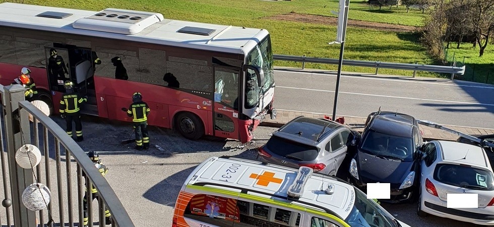 Malore dell'autista e il bus con persone a bordo esce di strada e centra diverse auto, grandissima paura nel Primiero