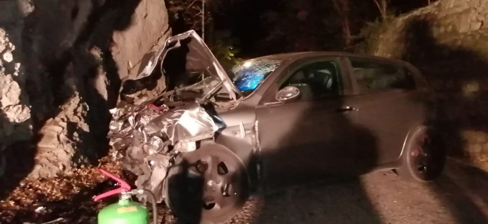 Violento frontale tra due macchine, 6 giovani gravemente feriti