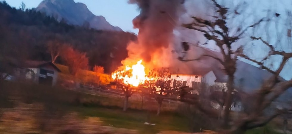 Prima lo scoppio e poi le fiamme avvolgono un'abitazione, paura a Feltre