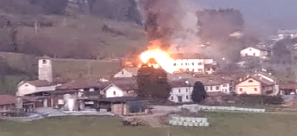 Fiamme altissime e una casa divorata dall'incendio, ma gli abitanti stanno bene e sono stati sfollati da parenti