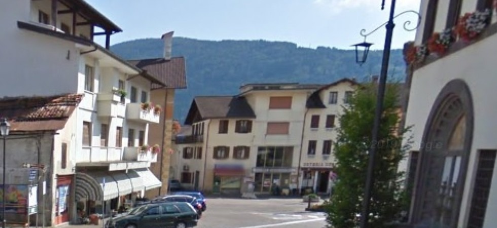 Coronavirus, giocano a calcio in centro paese perché vogliono che siano prolungati gli orari dei locali