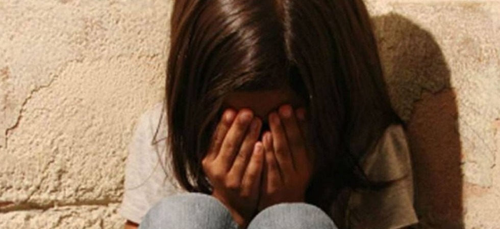 Obbliga una 11enne a toccargli le parti intime e la palpeggia, condannato a 6 anni di carcere il compagno della madre