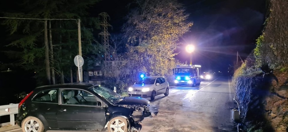 Si schianta con l'auto e poi se ne va lasciando il mezzo in strada