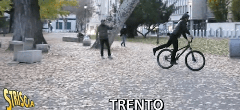 Aveva lanciato una bottiglia contro Brumotti, beccato dai carabinieri mentre spacciava