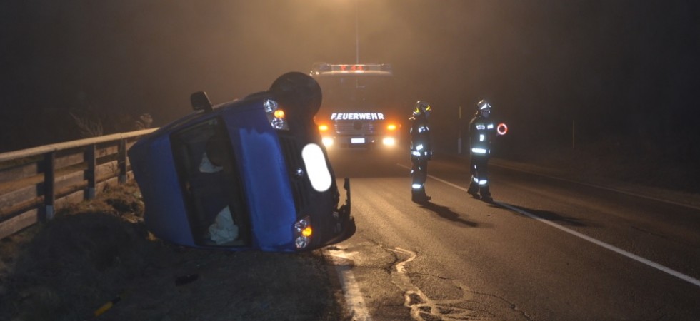 Manto stradale ghiacciato e in curva l'auto si ribalta, paura per un automobilista