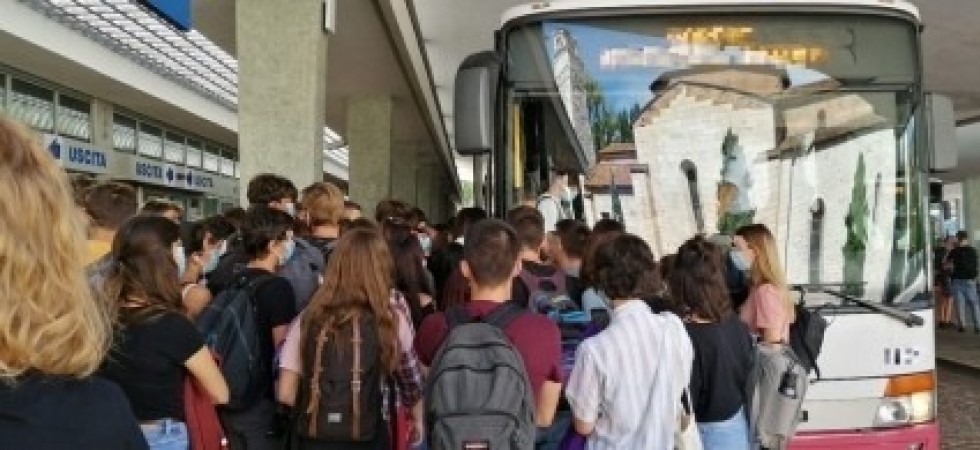 Coronavirus, per garantire distanziamento e uso mascherine arrivano i volontari alle fermate dell'autobus