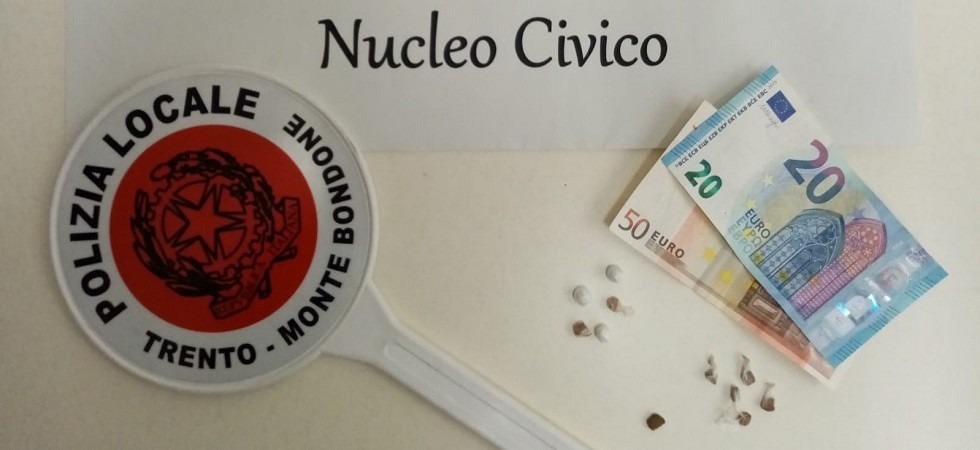 Cede 5 dosi di eroina a una ragazza 16enne: arrestato spacciatore in Piazza Dante