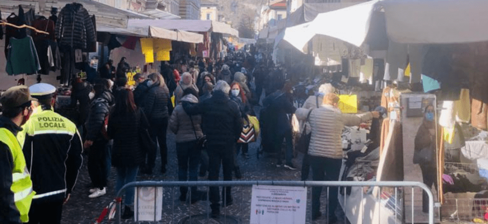 Coronavirus, folla al mercato di Trento con assembramenti e regole non rispettate e allora si chiude
