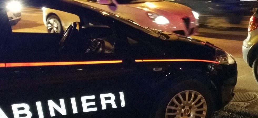 Entrano in una abitazione e rubano alcune bottiglie di vino