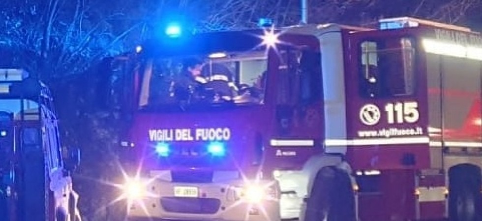Va a prendere le pizze ma quando esce trova l'auto distrutta nel bosco: si era dimenticato di azionare il freno a mano
