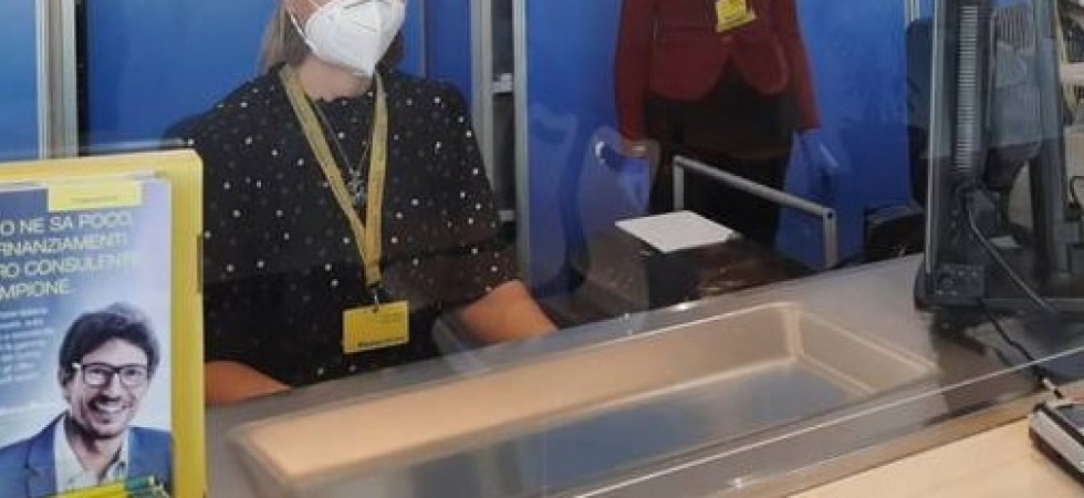 Coronavirus, va allo sportello delle Poste senza indossare correttamente la mascherina e scatta il putiferio