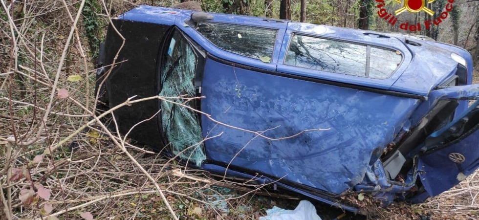 Esce di strada e vola per 20 metri in una scarpata