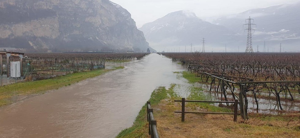 Foto vigili del fuoco Roveré della Luna Roveré della Luna, il corso d’acqua supera gli argini ed esonda nelle campagne: intervengono i vigili del fuoco