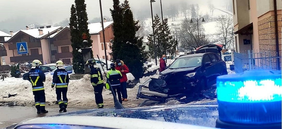 Salta la precedenza, frontale tra due vetture e mezzi sbalzati di qualche metro