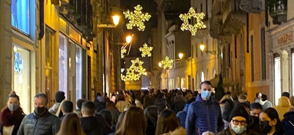 Coronavirus, l'ordinanza di Fugatti non tranquillizza per il weekend di shopping natalizio e Trento corre ai ripari con i
