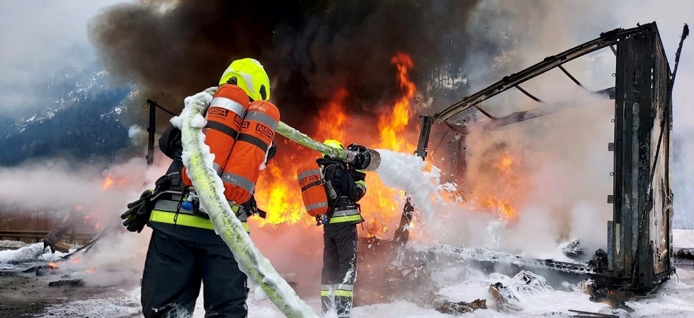 (Foto dei vigili del fuoco di Varna) Momenti di paura in autostrada, un rimorchio completamente avvolto e distrutto dalle fiamme