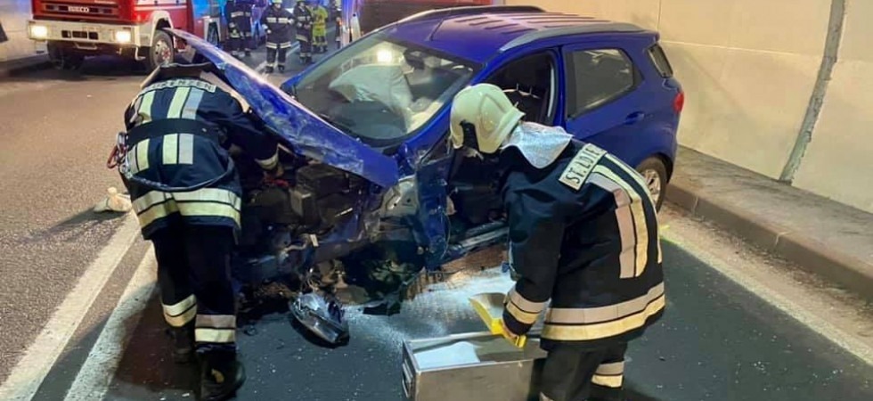 FOTO. Violento scontro fra un autobus di linea e un'auto. Sei le ...