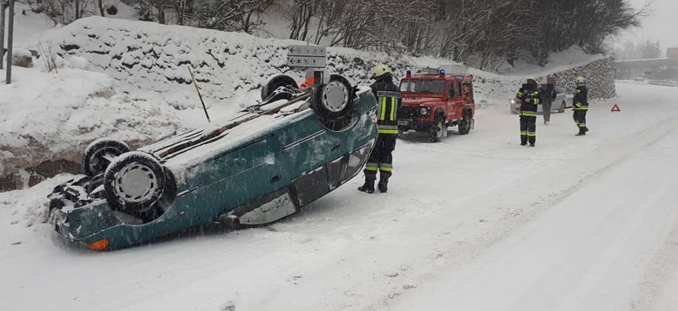 Perde il controllo dell'auto e si cappotta in mezzo alla carreggiata