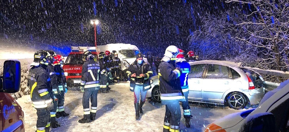 Violento frontale tra un'auto e un furgone