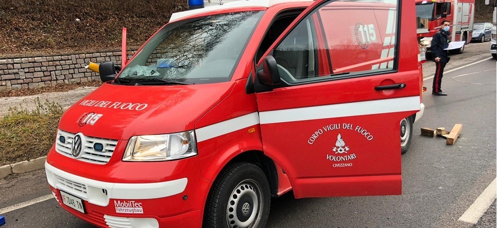 Paura sulla statale della Valsugana, una 19enne finisce con l'auto contro il guardrail e si rovescia su un lato