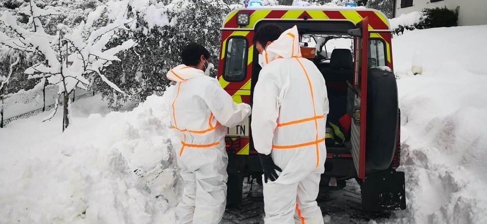 Alcuni ospiti della case di riposo restano isolati per la neve e i vigili del fuoco consegnano i pasti