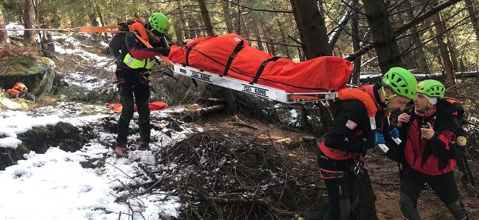 Colpita da un sasso sulla testa, escursionista 22enne perde i sensi e cade a terra